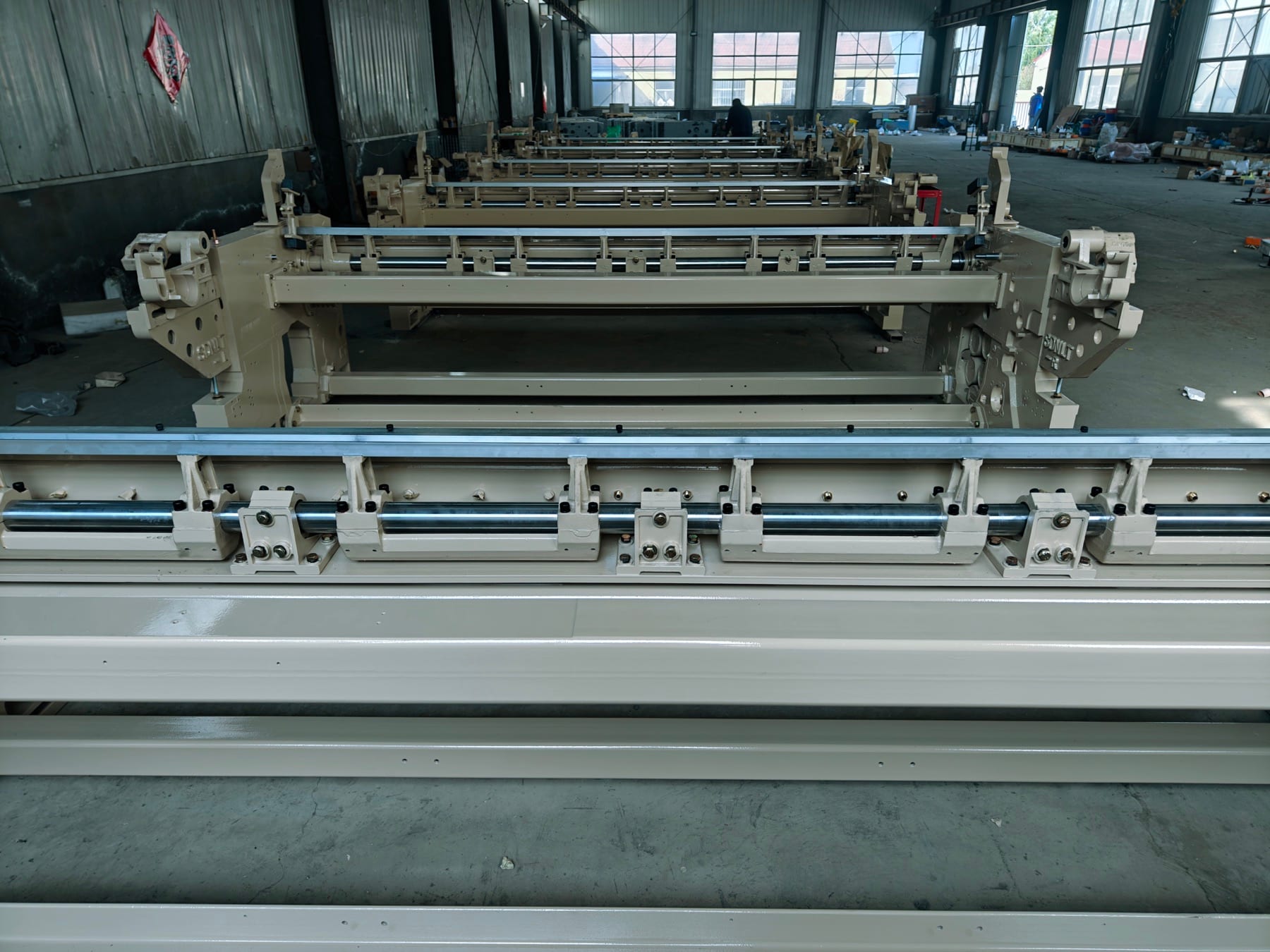 Actual MG9200 Max patented coaxial central dynamic balance beating shaft installed on the loom frame